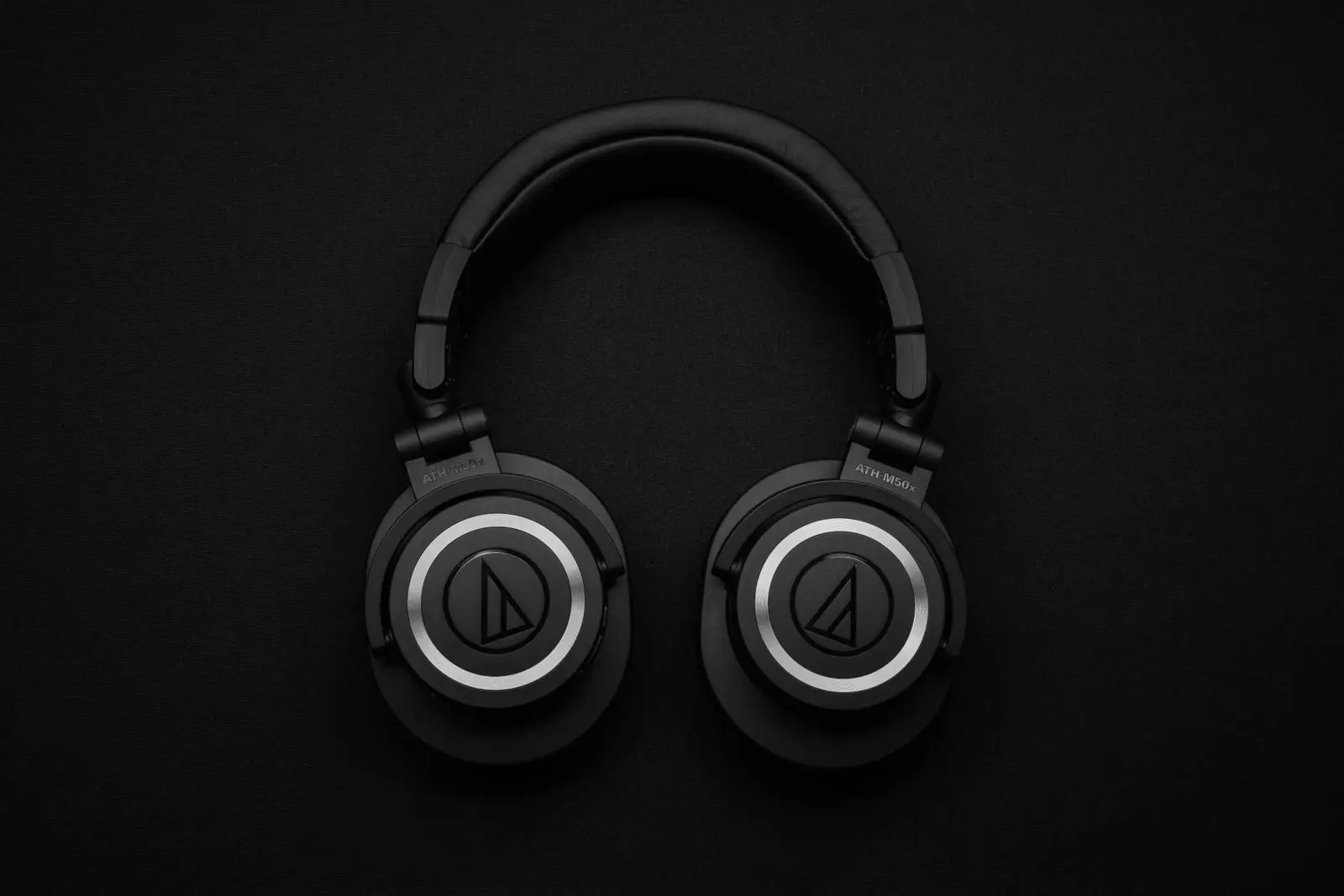 Auriculares de DJ sobre fondo negro